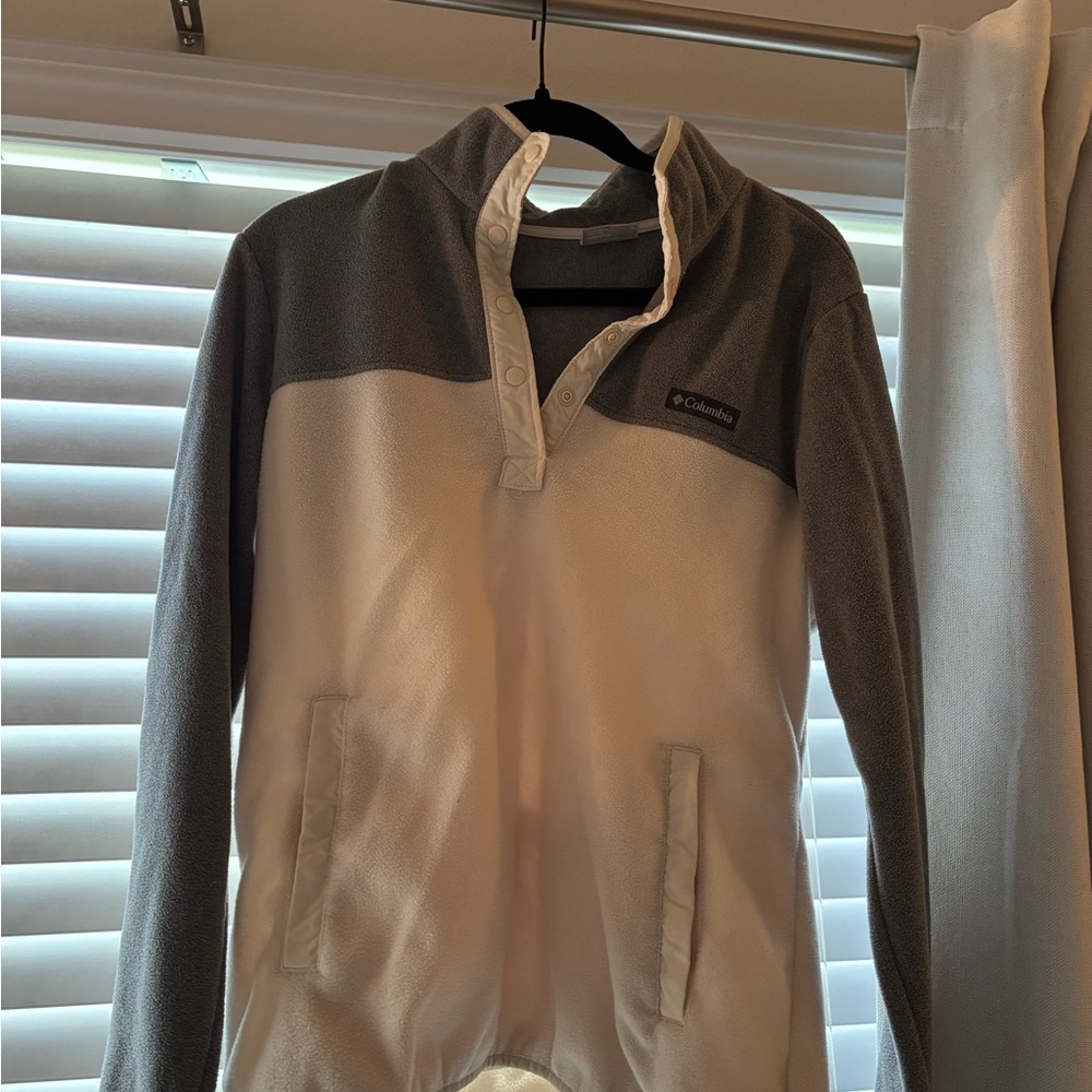 Columbia Gray and Cream Fleece Pullover